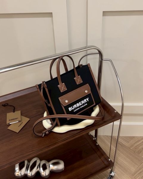 圖片 【BURBERRY】FREYA 芙蕾雅迷你托特包 黑棕色