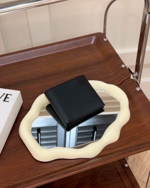 圖片 【Loewe】柔軟小牛皮內八卡雙折短夾 黑色