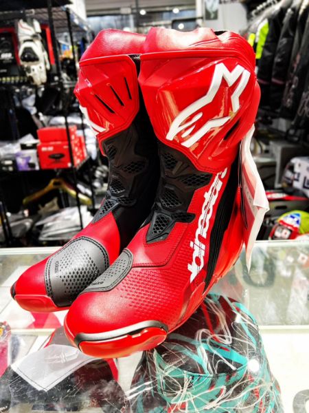 圖片 UPC騎士精品_台中店 Alpinestars SUPERTECH R V2 BOOTS 2025新色 杜卡迪紅 車靴 頂級車靴 頂級競技車靴