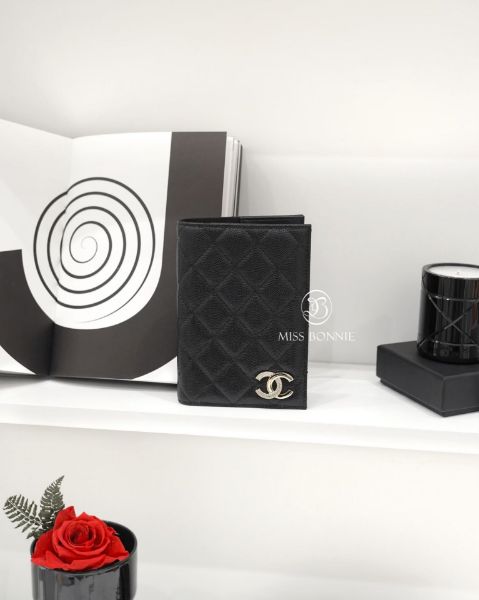 圖片 CHANEL 季節款雙C半鑽護照套-黑色/淡金釦