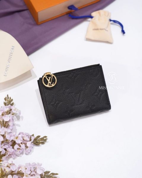 圖片 LV (M83365) Lisa壓紋皮革兩折短夾/黑色(預購)