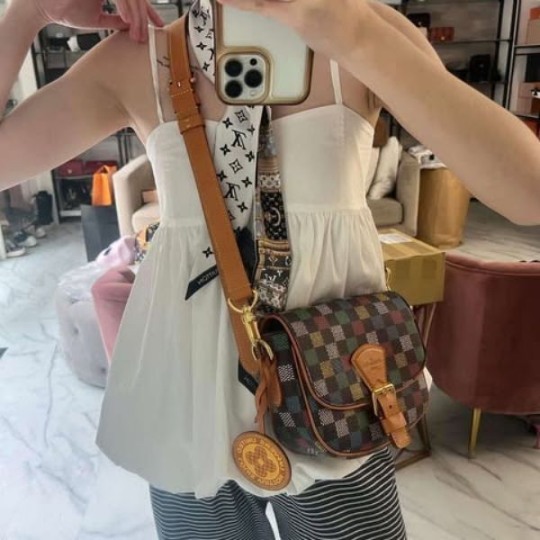 圖片 Lv 彩色棋盤格郵差包