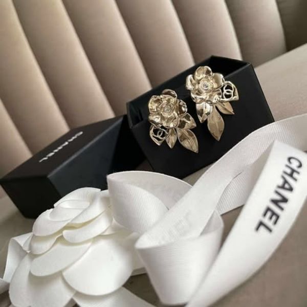 圖片 Chanel 24b山茶花浮雕水鑽耳環