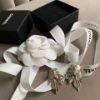 圖片 Chanel 24b山茶花浮雕水鑽耳環