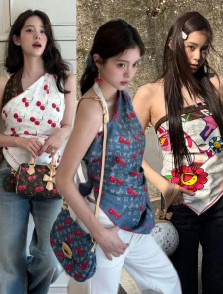 圖片 LV 2025 爆款 🔥 LV x TM 村上隆 M96379 新款 LV x TM Denim Cerise 披肩 136*136 cm 羊毛