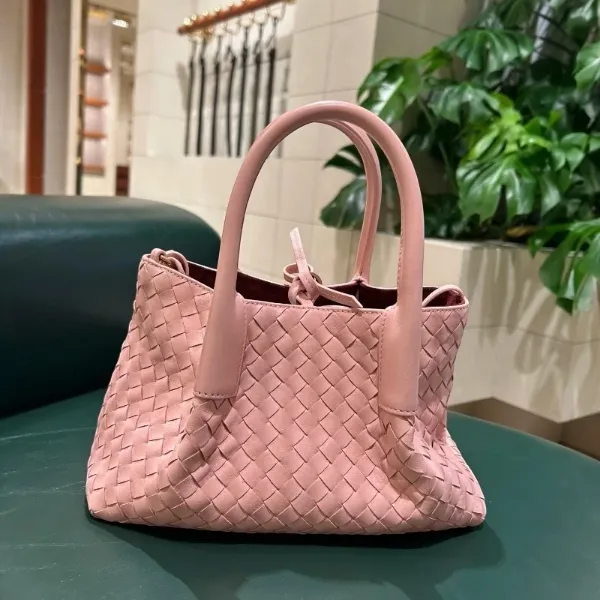 圖片 Bottega Veneta 819004 Small Pinacoteca 畫廊編織小款托特包 玫瑰粉色