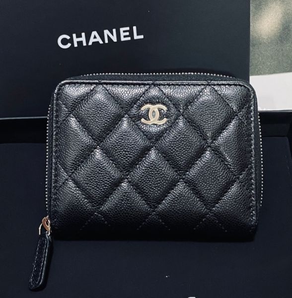 圖片 CHANEL 25s新款短夾 25s AP4652新款短夾  內層6卡夾，背後還有拉鏈夾層🖤 