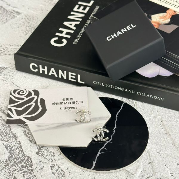 圖片 CHANEL 25P 銀色拉絲雙C耳環