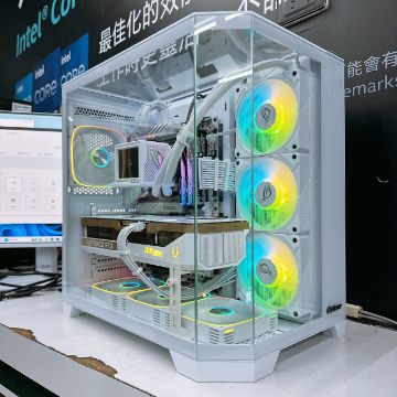 圖片 榮耀5號 AMD R7 9800X3D 純白海景房 RTX5090 32G 獨顯 電競主機 ROG 白龍神