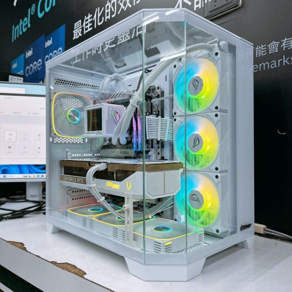 圖片 榮耀5號 AMD R7 9800X3D 純白海景房 RTX5090 32G 獨顯 電競主機 ROG 白龍神