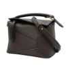 圖片 Loewe Mini Puzzle Edge 牛皮金釦迷你斜背兩用包(深灰)