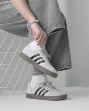 圖片 KTQ STORE 現貨 Adidas Neo VL Court 米灰色 黑色 麂皮 焦糖底 復古 板鞋 休閒鞋 德訓鞋 JR2560	