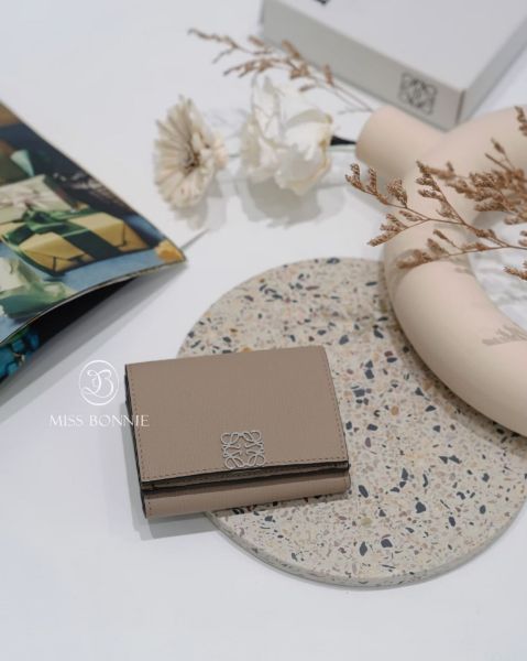 圖片 LOEWE Anagram 6cc三摺後零錢袋短夾/沙色(預購)