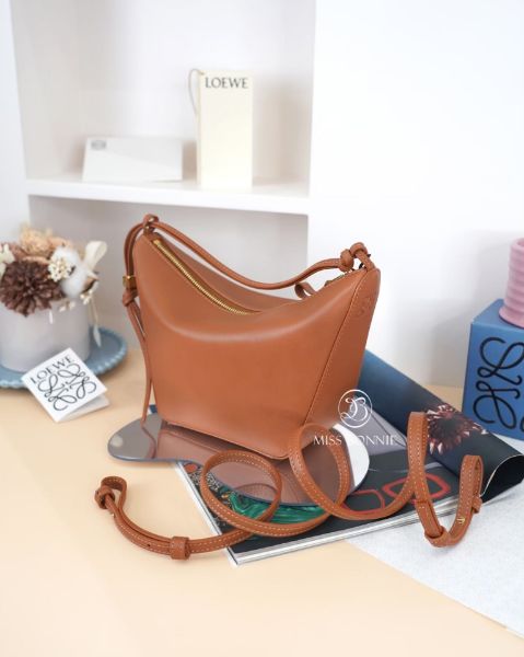 圖片 LOEWE 經典小牛皮半月形包-棕褐色(預購)