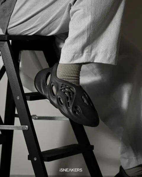 iSNEAKERS 現貨 Adidas Yeezy Foam Runner "Carbon" 碳培黑 IG5349