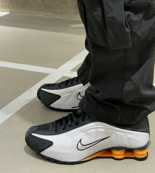 iSNEAKERS 現貨 Nike Shox R4 "Bright Mandarin" 黑橘 彈簧鞋 HQ1988-003