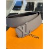 圖片 Louis Vuitton LV 水泥灰設計 壓紋搭配 男生 皮帶
