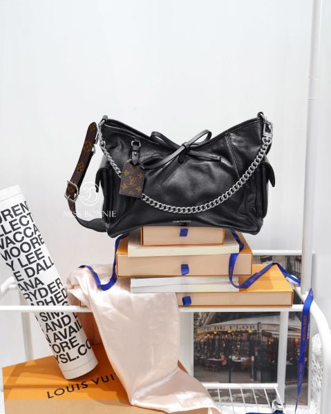 圖片 LV(M24861) CarryAll Cargo PM小羊皮手袋-黑色(預購)