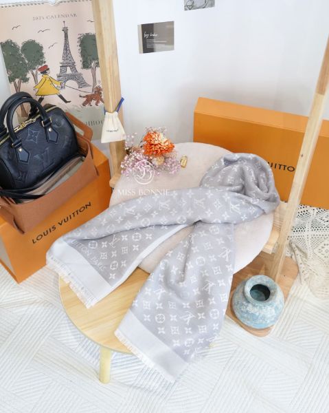 圖片 LV(M94900) Denim 老花披肩-珍珠灰色(預購)