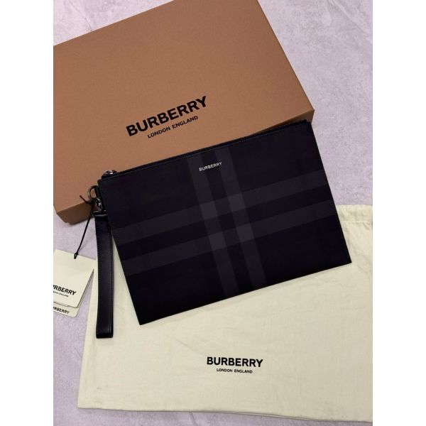 圖片 Burberry 經典 黑色格紋設計 搭配立體字母 男生 手拿包