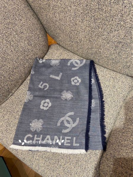 圖片 Chanel 隱藏爆款🔥logo 灰藍圍巾披肩