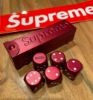 圖片 𝐌𝐫.𝐏𝐚𝐧𝐠𝐤𝐚©現貨❤️Supreme Aluminum Dice Set Logo 骰子 限量