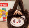 圖片 𝐌𝐫.𝐏𝐚𝐧𝐠𝐤𝐚©現貨🤎POP MART 泡泡瑪特 包包 經典系列 LABUBU 毛絨翻翻包 雙面 手提包 包包 棕色