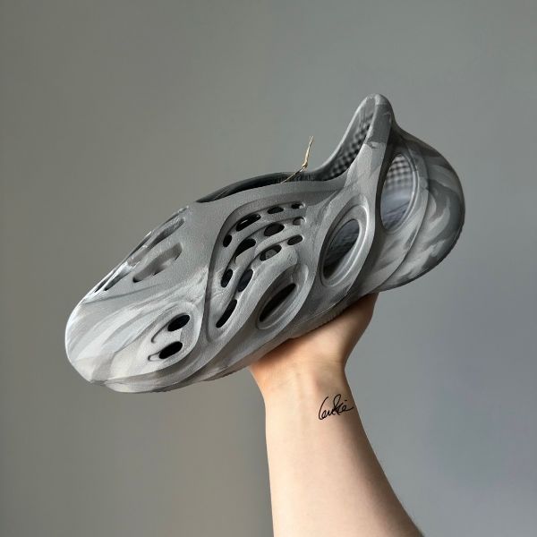 圖片 𝐌𝐫.𝐏𝐚𝐧𝐠𝐤𝐚©現貨🖤Adidas YEEZY Foam Runner Mx Granite IE4931水泥灰