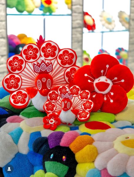 圖片 𝐌𝐫.𝐏𝐚𝐧𝐠𝐤𝐚©現貨❤️日本 村上隆 x 囍鵲亭 孔雀 娃娃 吊飾 擺件 限量 聯名 小花 太陽花