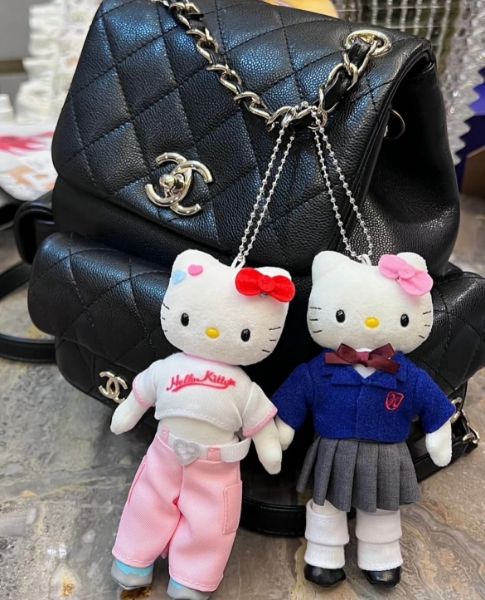 圖片 𝐌𝐫.𝐏𝐚𝐧𝐠𝐤𝐚©現貨💗韓國限定 限量 HELLO KITTY 白皮制服 Y2K長腿 娃娃吊飾 包包吊飾