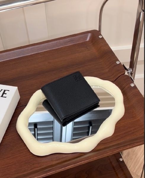 圖片 【LOEWE】柔軟小牛皮內八卡雙折短夾 黑色