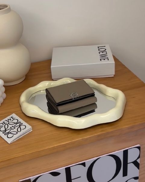 圖片 【LOEWE】卵石紋小牛皮三折短夾 沙色