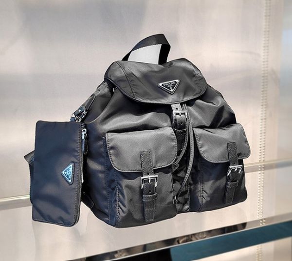 圖片 《我最便宜!全新正品》PRADA Re-Nylon 中款後背包(並附拉鍊小包) 黑色