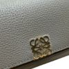 圖片 【LOEWE】小型鵝卵石紋小牛皮 Anagram 直式錢包 -  灰褐色 - C821S33X12 3170