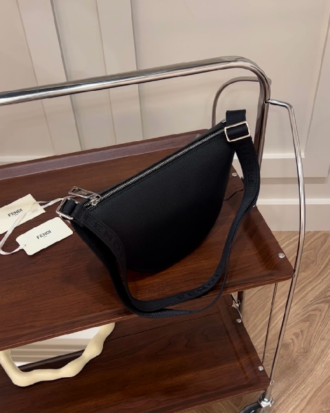 圖片 【FENDI】ROMA MELON小號斜跨包 黑色
