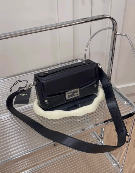 圖片 【FENDI】BAGUETTE 法棍協跨包 黑色