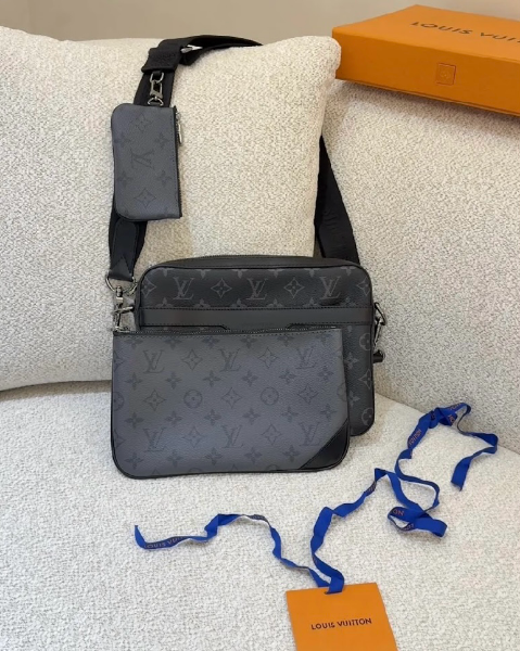 圖片 【LV】TROIO 郵差包帆布 黑色 M69443