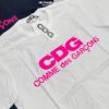 圖片 𝐌𝐫.𝐏𝐚𝐧𝐠𝐤𝐚©現貨💗COMME des GARÇONS CDG 限定 粉色字體短T 經典款 基本款 短袖 大阪