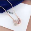 圖片 𝐒𝐖𝐀𝐑𝐎𝐕𝐒𝐊𝐈 粉紅 天鵝 項鍊 鍍玫瑰金色