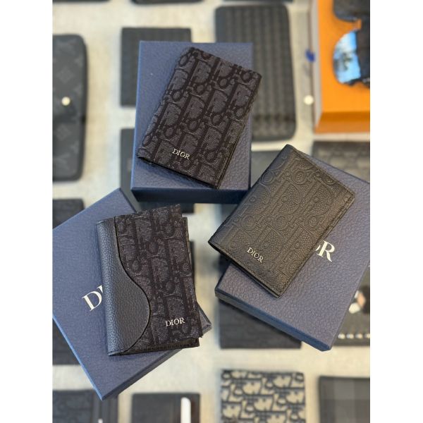 圖片 Dior 經典 黑色老花刺繡滿版、皮革材質 設計 搭配 立體字母 卡包 卡夾