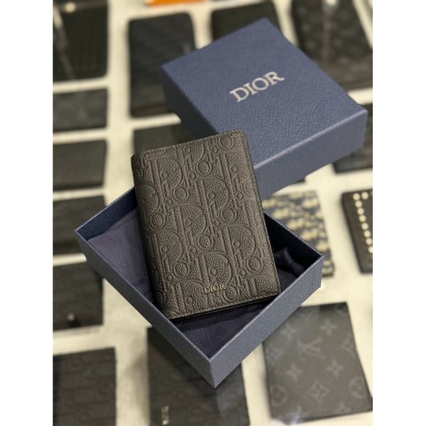 圖片 Dior 經典 黑色壓紋設計 男生 護照夾