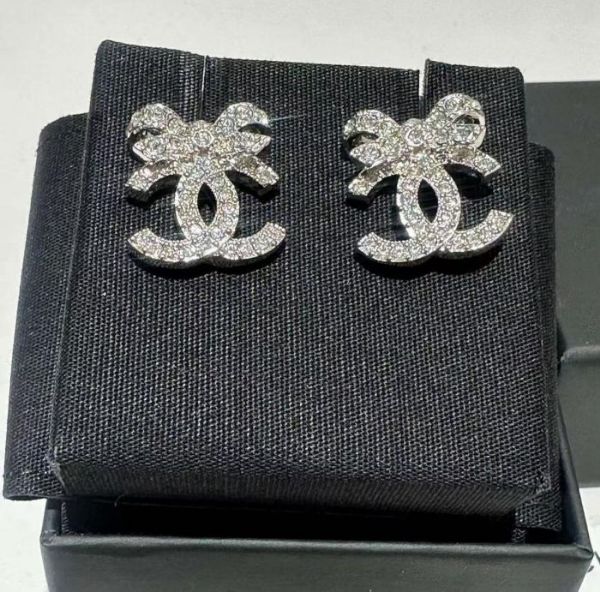 圖片 Chanel 25B ABA922 蝴蝶結水鑽 CC 銀色耳環 太美了🥳💗🥰