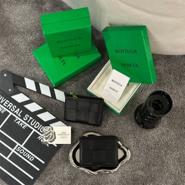 圖片 BOTTEGA VENETA 黑色大格編織兩折短夾