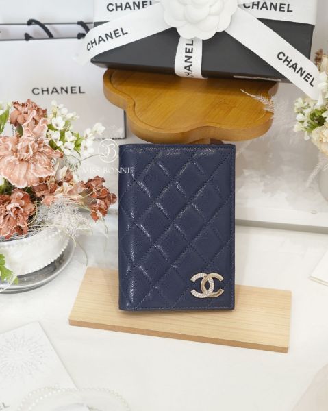 圖片 CHANEL 季節款雙C半鑽護照套-深藍色/淡金釦