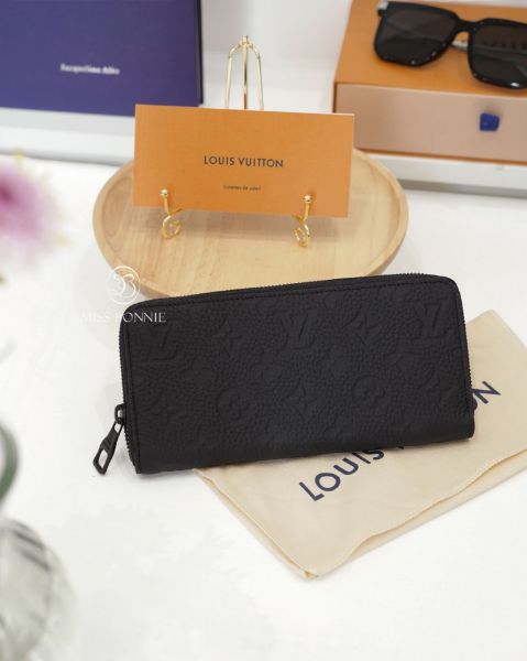 圖片 LV (M11721) 黑老花粒面壓紋橫式拉鍊長夾((預購)