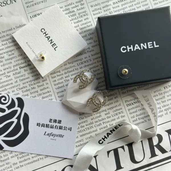 圖片 CHANEL 鑲鑽金色雙C耳環