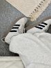 圖片 限時折扣接單!!!!Adidas Neo VL Court 米灰色 黑色 麂皮 焦糖底 復古 板鞋 休閒鞋 德訓鞋 JR2560/預購