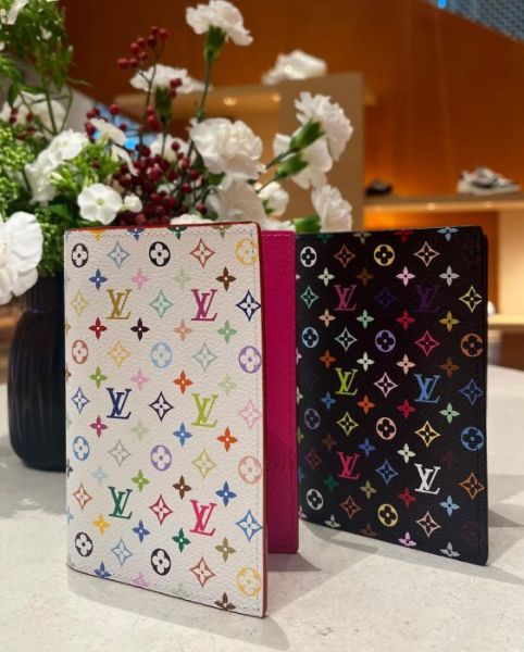 圖片 LV 2025 爆款 🔥 LV x TM 村上隆 X 路易威登 M14164 Passport Cover 護照夾 美爆了💕 白彩 / 黑彩