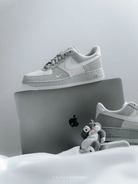 圖片 鞋教 預購 Nike W Air Force 1 '07 Low "Light Smoke Grey" 迷霧灰白 淺灰 麂皮 女款 HV3876-077