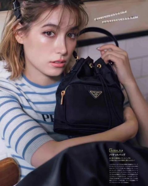 圖片 PRADA 經典三角標LOGO 尼龍束口水桶包